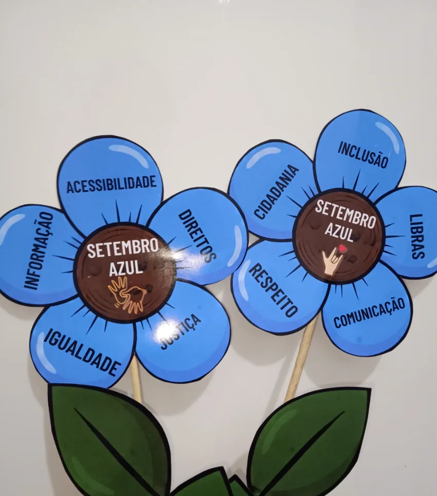 Flores azuis educativas com palavras sobre inclusão